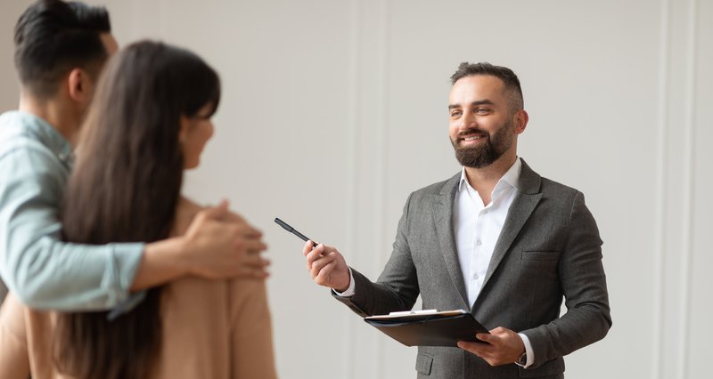 Guide-for-seller-real-estate-agent-with-a-couple.jpeg