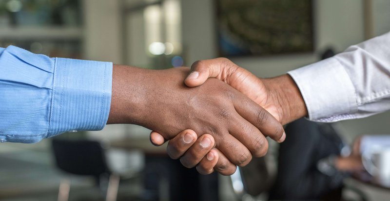 Guide-for-sellers-shaking-hand-deal.jpg