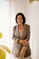 Leslie Barker
